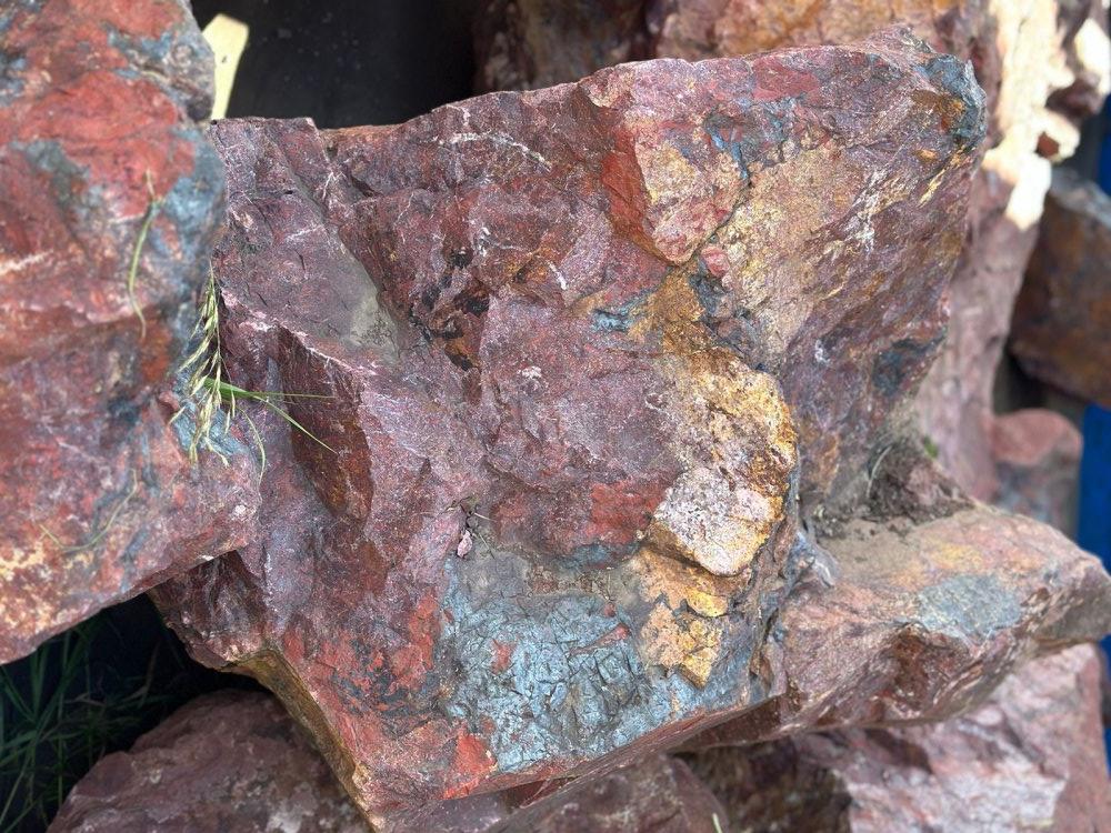 Камни для ландшафтного дизайна красно-фиолетовые 10-60 килограмм купить в Махачкале