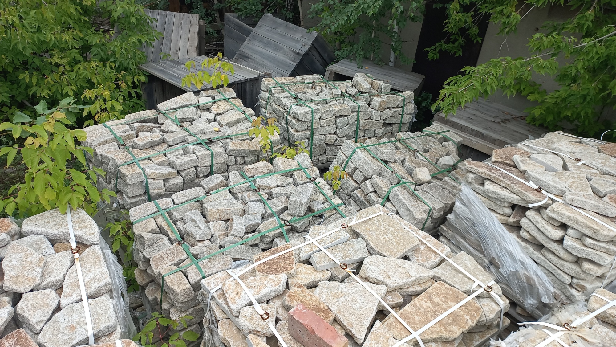 Плитняк галтованный гранитный для ландшафтного дизайна купить в Махачкале