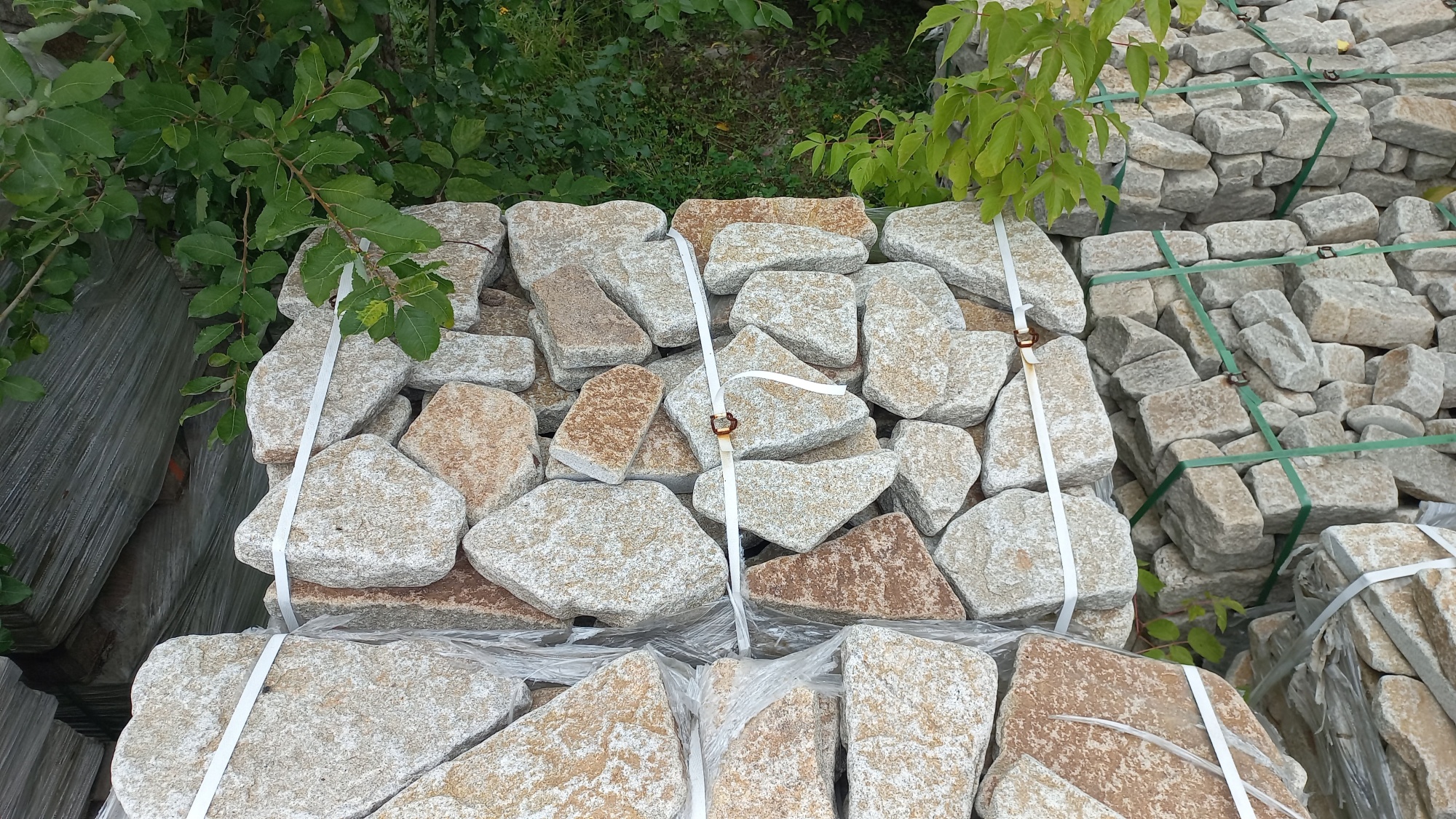 Плитняк галтованный гранитный для ландшафтного дизайна купить в Махачкале