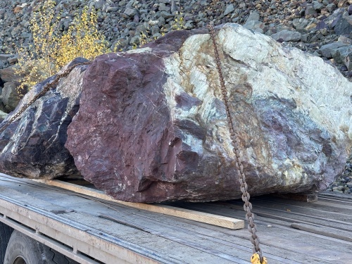 Огромные красно-фиолетовые валуны для ландшафтного дизайна весом более 5 тонн купить в Махачкале