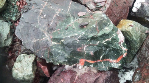 Гигантские зелёные валуны для ландшафтного дизайна весом более 5 тонн купить в Махачкале