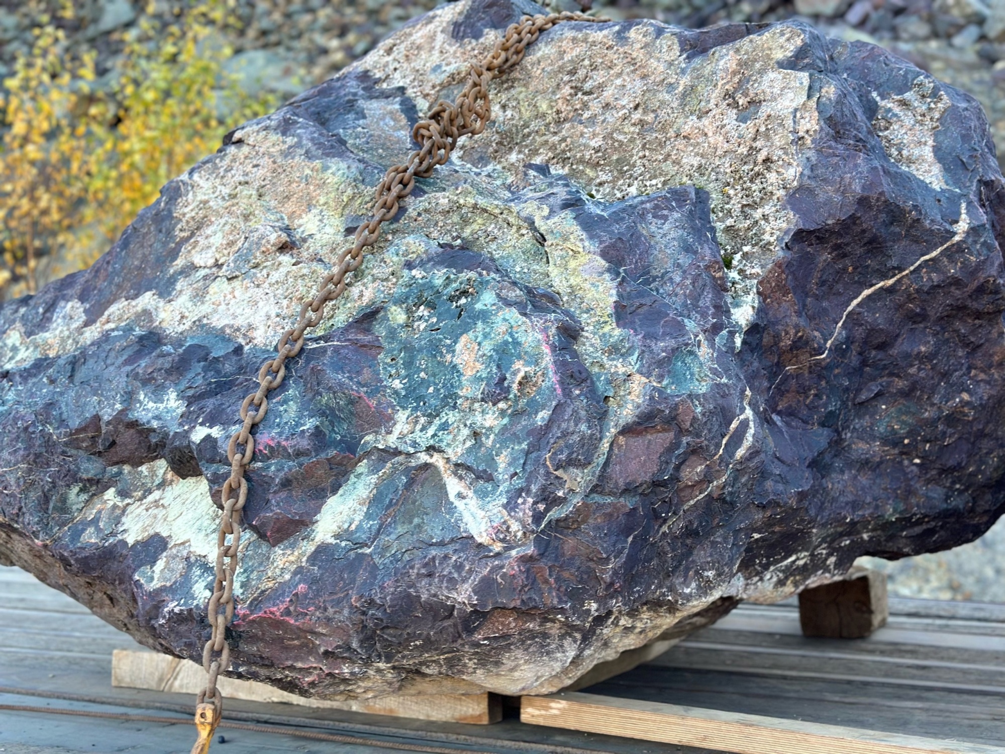 Огромные красно-фиолетовые валуны для ландшафтного дизайна весом более 5 тонн купить в Махачкале