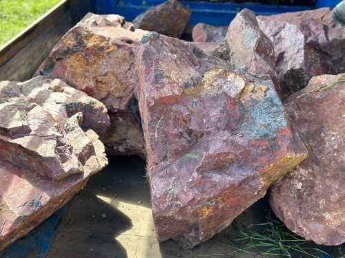 Ландшафтные глыбы красно-фиолетовые 200-1000 килограмм купить в Махачкале