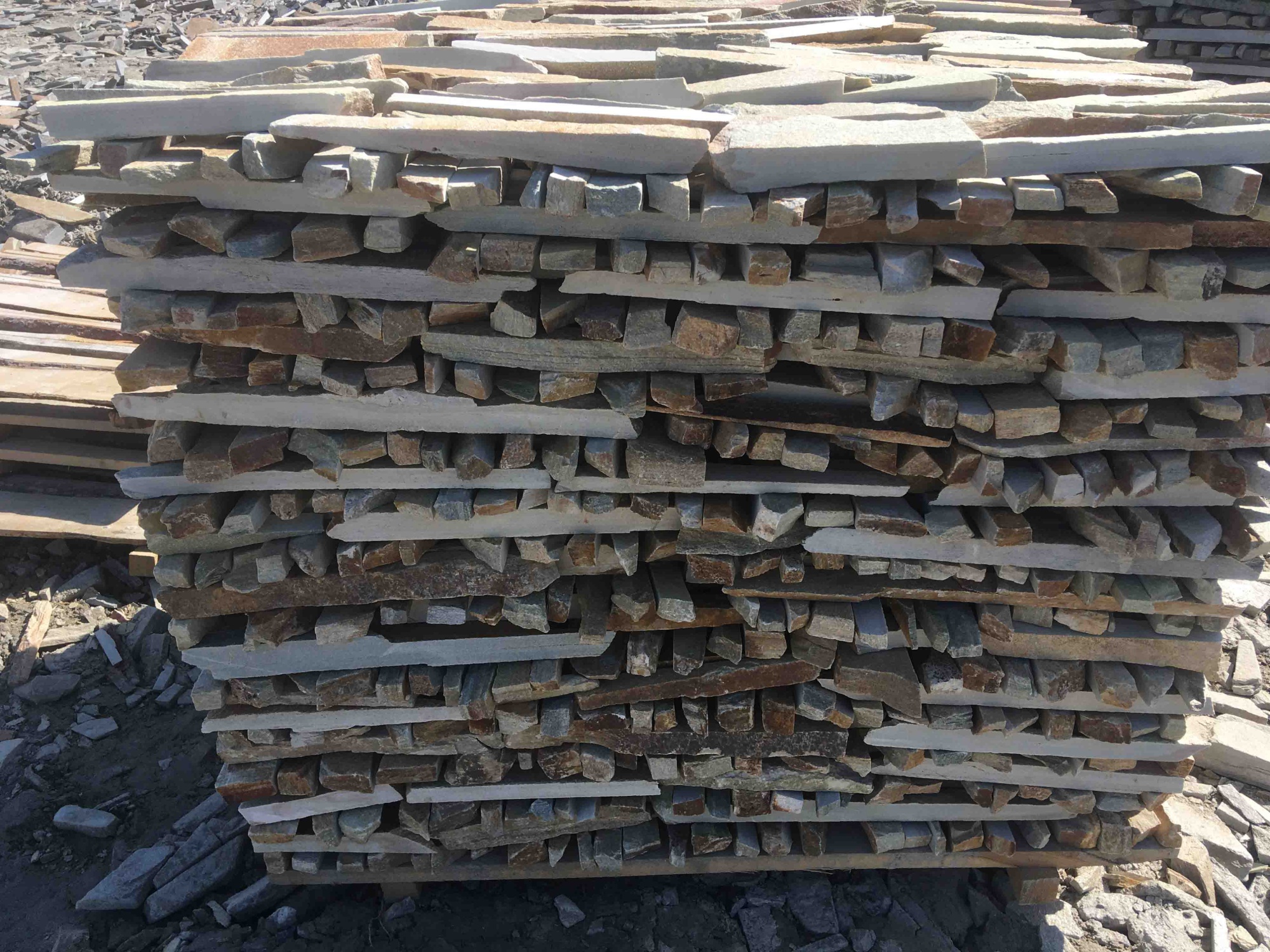 Горбушка златолит золотистый для облицовки купить в Махачкале