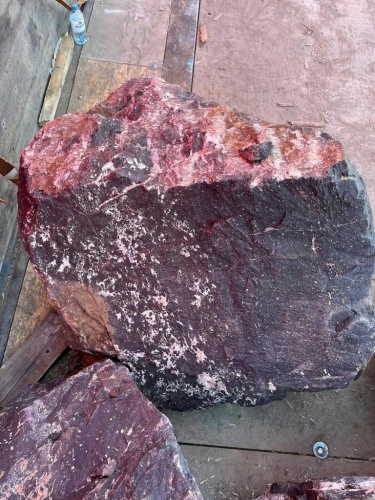 Камни для ландшафтного дизайна красно-фиолетовые 10-60 килограмм купить в Махачкале