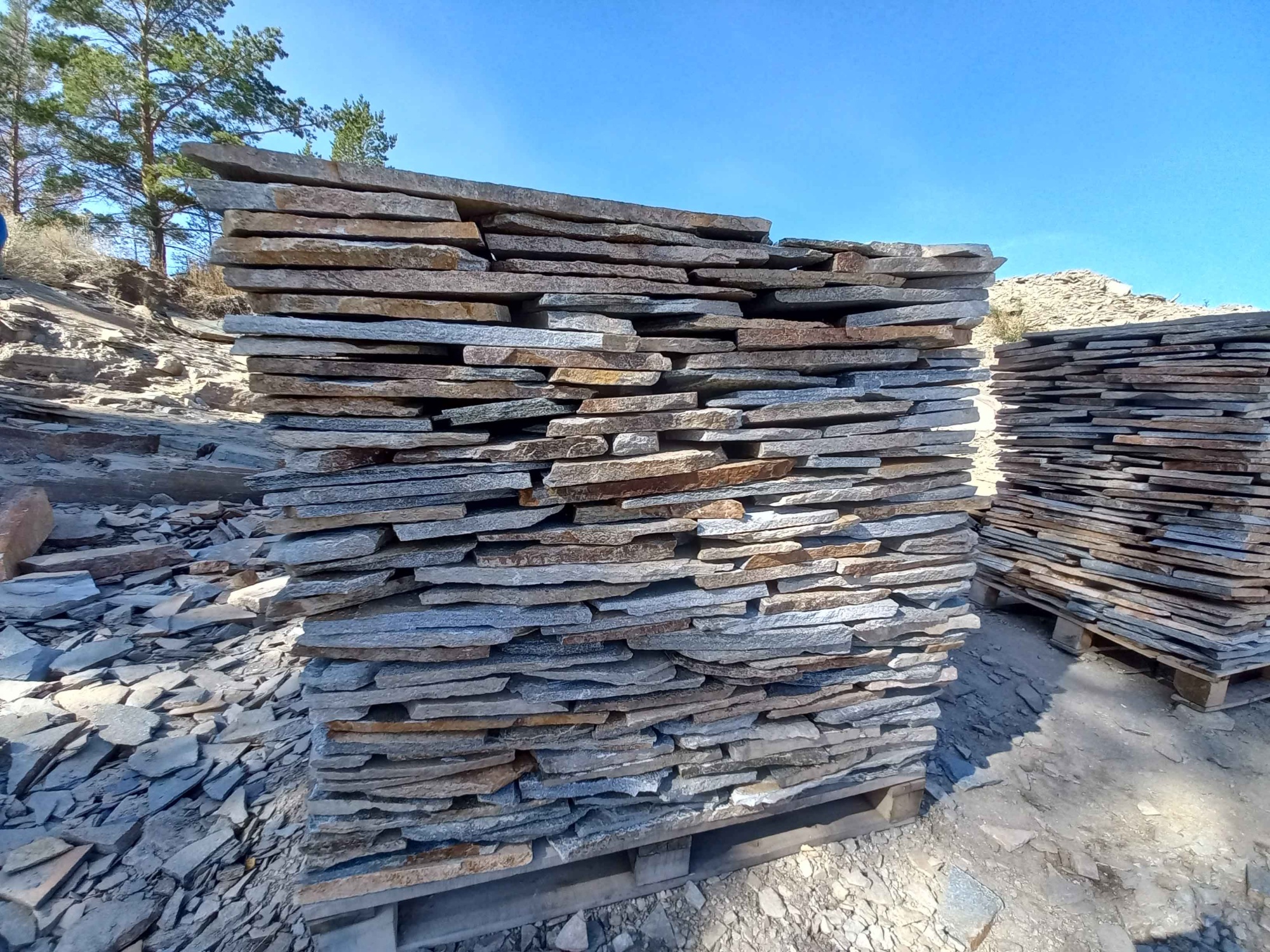 Плитняк златолит серебристый для фасада купить в Махачкале