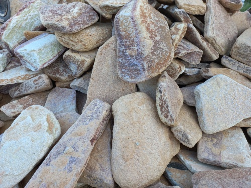 Златолит жёлтый, жёлто-зелёный глыбки и валуны для ланшафтного дизайна купить в Махачкале