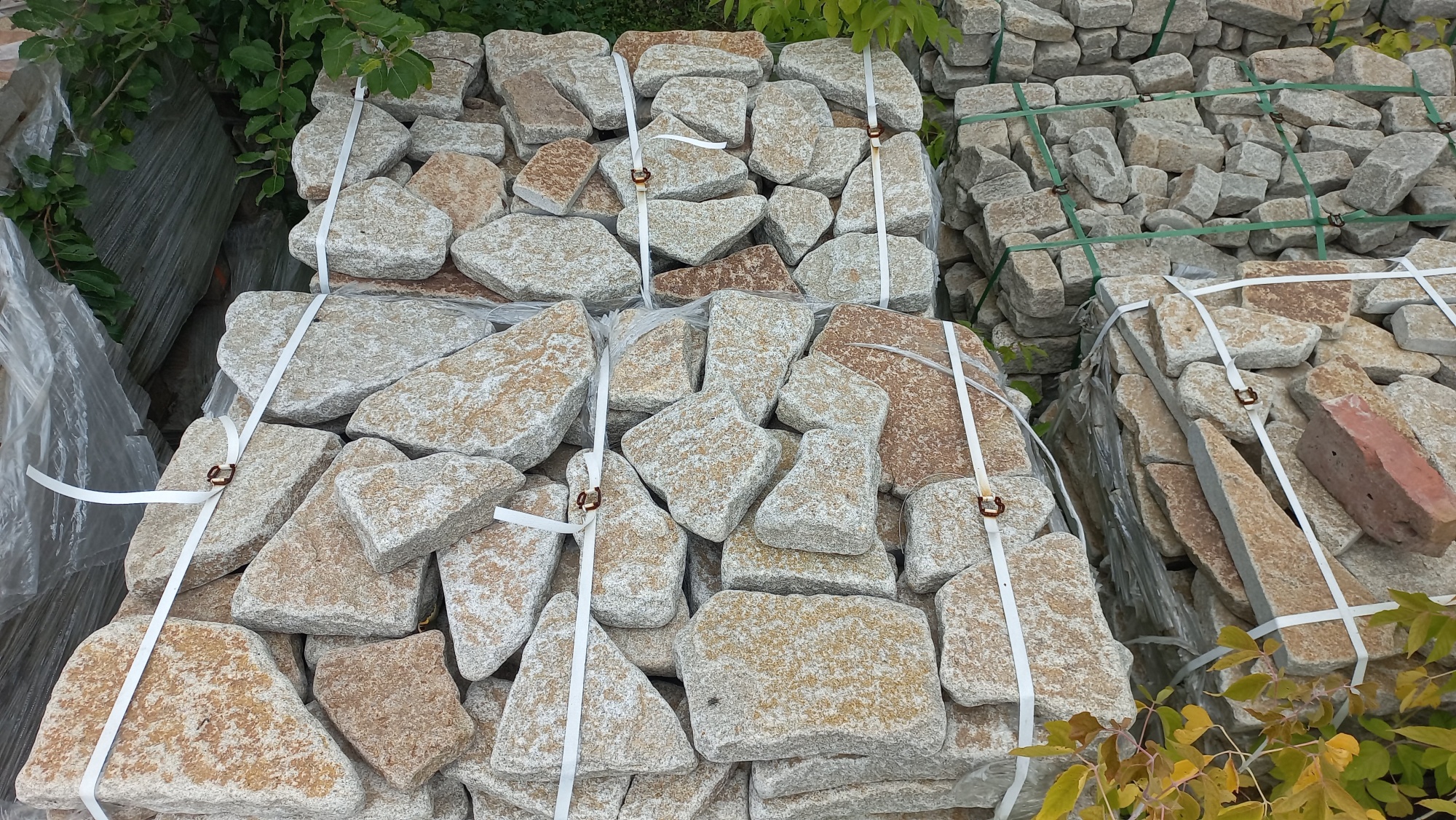 Гранитный плитняк галтованный для мощения купить в Махачкале