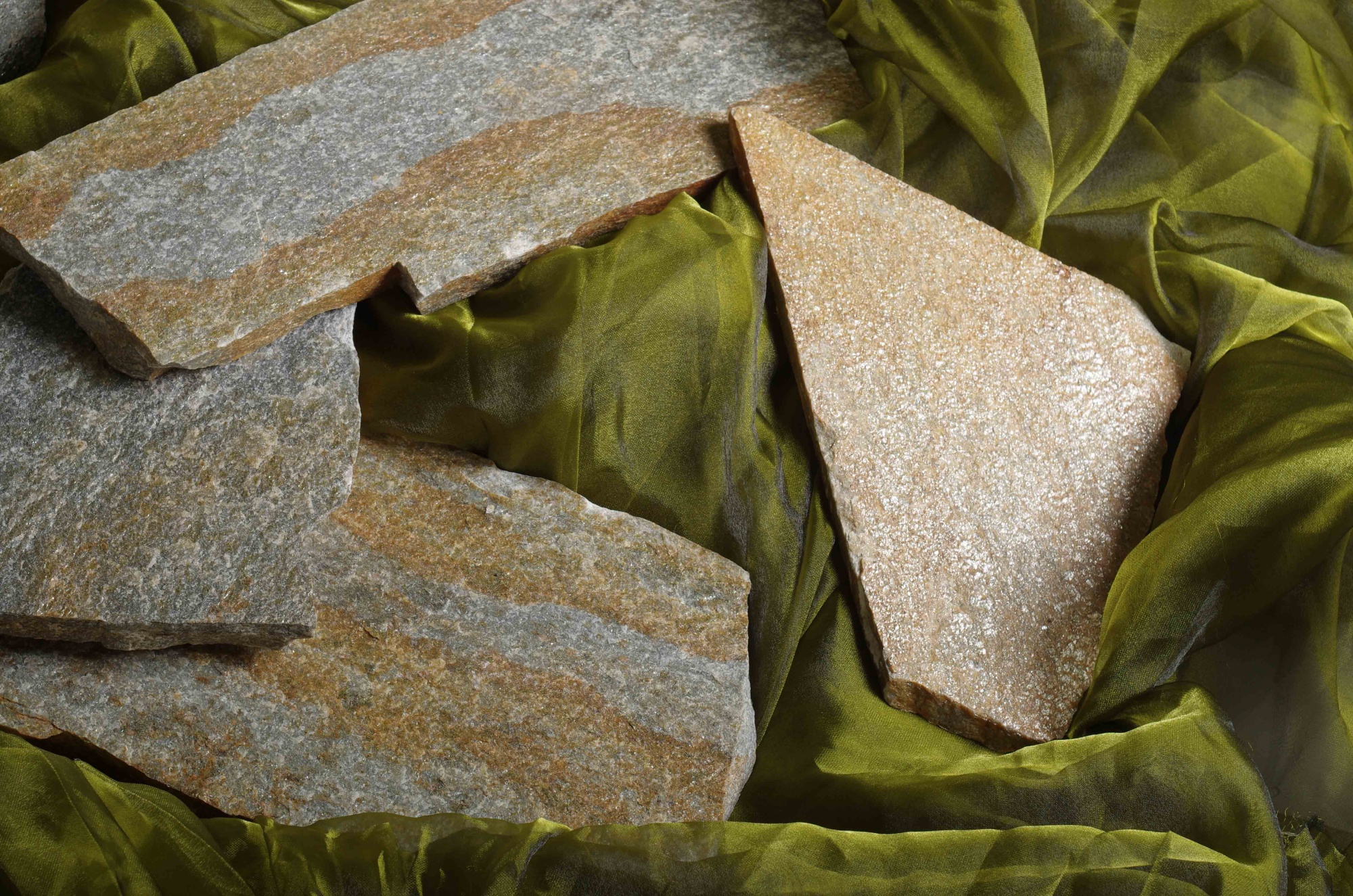 Плитняк златолит Уральский для цоколя, отмостки купить в Махачкале