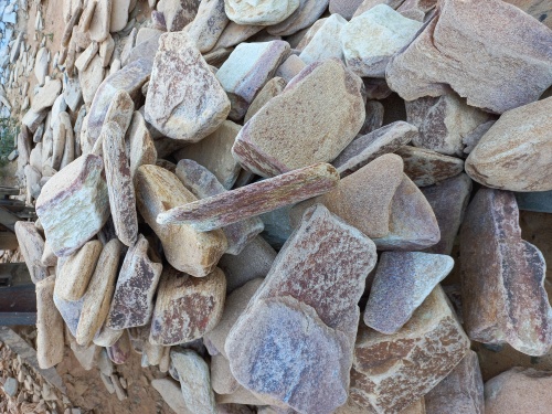 Златолит жёлтый, жёлто-зелёный глыбки и валуны для ланшафтного дизайна купить в Махачкале