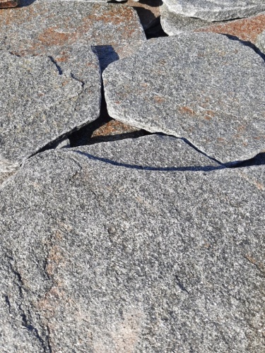 Златолит серебристый галтованный для лестниц купить в Махачкале