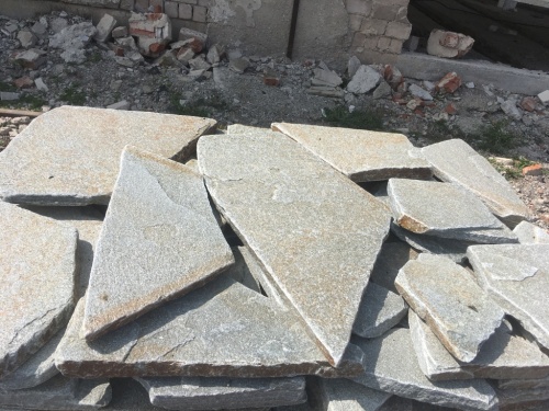 Златолит серебристый галтованный для лестниц купить в Махачкале